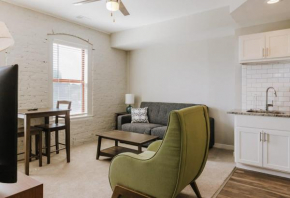 5 modern apts near nightlife & attractions